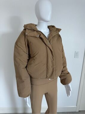 CALIA by Carrie Underwood Cropped Hooded Puffer Jacket in Camel
